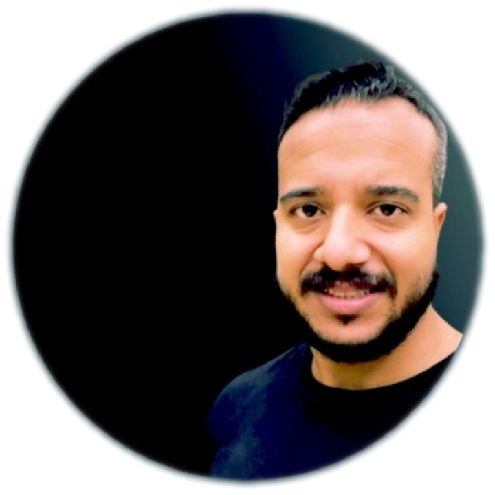 Foto de Dielson sorrindo, usando camisa preta, com barba e foto com fundo preto.